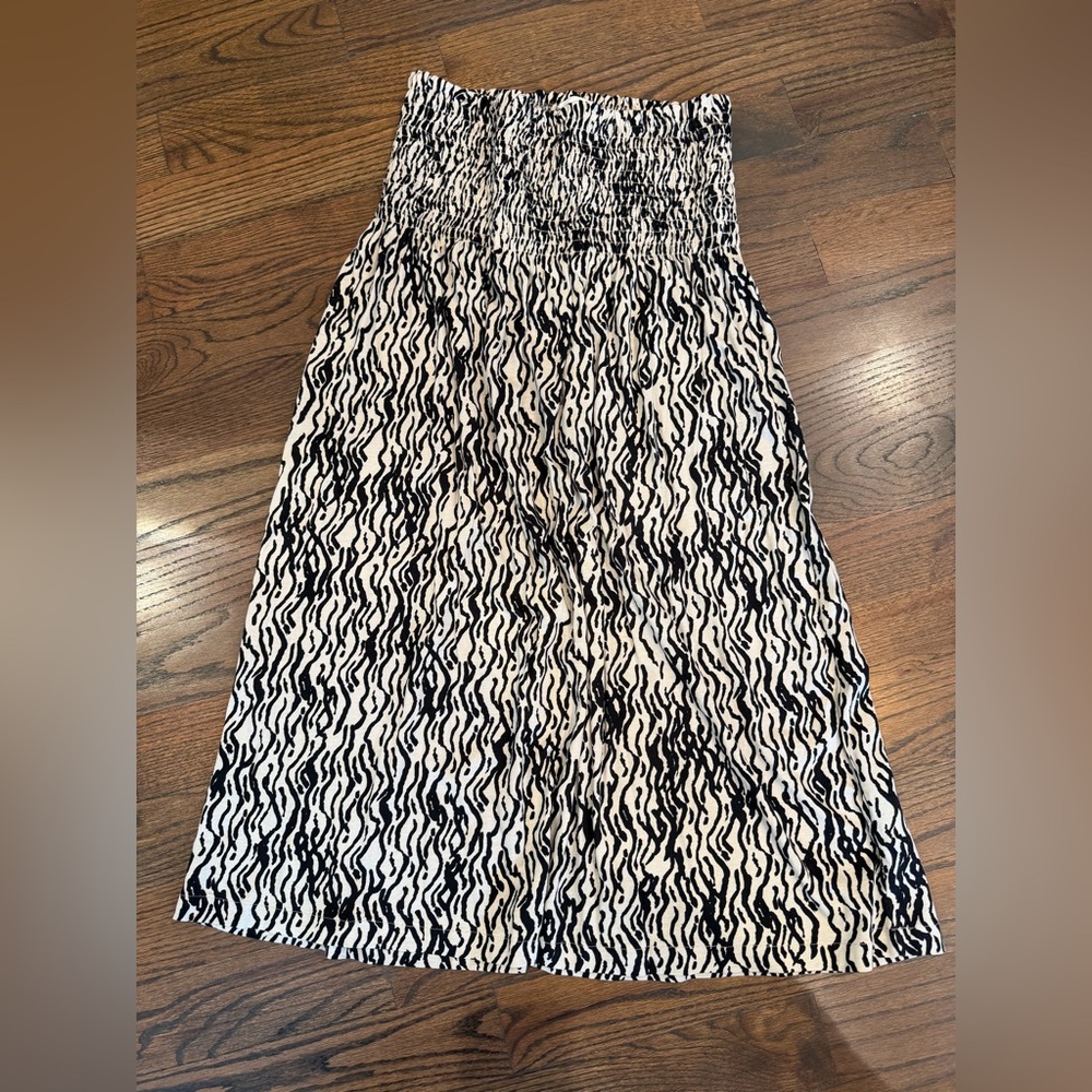 H & M sz M Womens Black and White Skirt w/Smocking